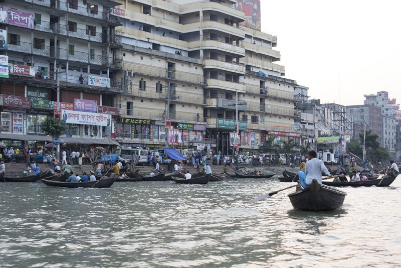 Dhaka, Saderghat, rzeka Buriganga o zmierzchu.