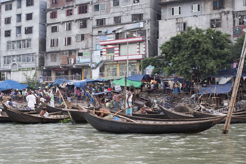 Dhaka, Saderghat, rzeka Buriganga o zmierzchu.