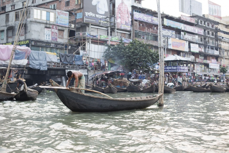 Dhaka, Saderghat, rzeka Buriganga o zmierzchu.