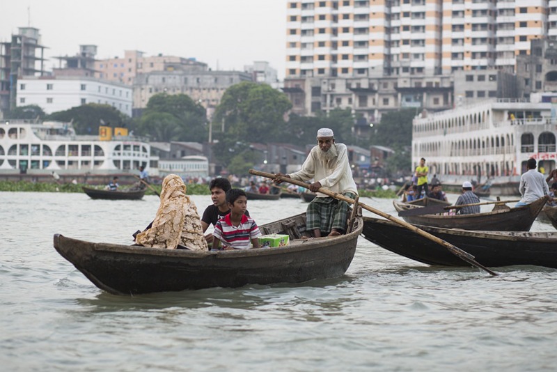 Dhaka, Saderghat, rzeka Buriganga o zmierzchu.
