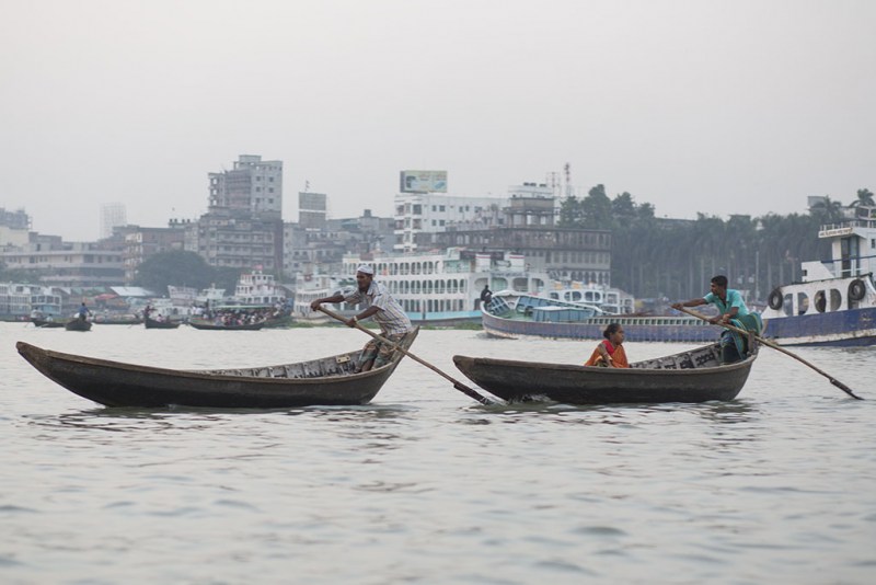 Dhaka, Saderghat, rzeka Buriganga o zmierzchu.