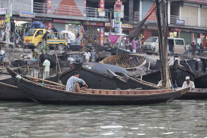 Dhaka, Saderghat, rzeka Buriganga o zmierzchu.