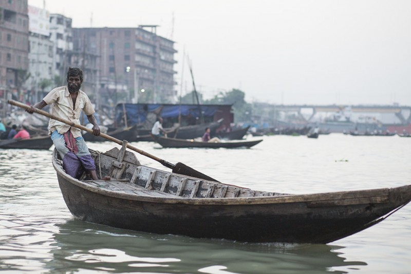 Dhaka, Saderghat, rzeka Buriganga o zmierzchu.