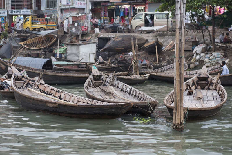 Dhaka, Saderghat, rzeka Buriganga o zmierzchu.