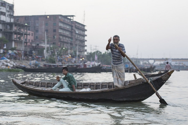 Dhaka, Saderghat, rzeka Buriganga o zmierzchu.
