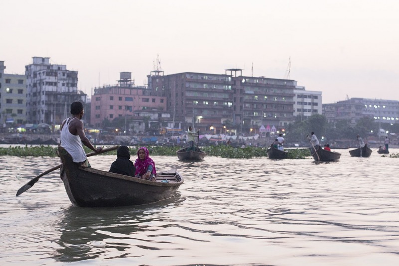 Dhaka, Saderghat, rzeka Buriganga o zmierzchu.
