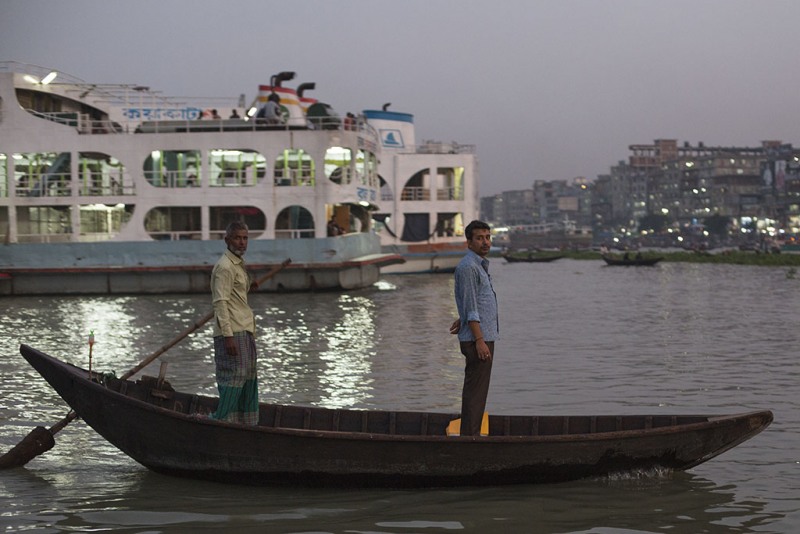 Dhaka, Saderghat, rzeka Buriganga o zmierzchu.