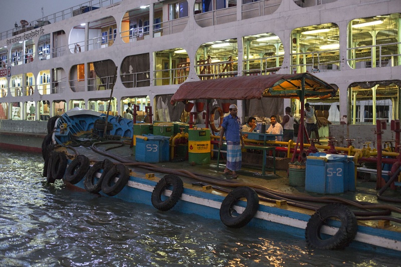 Dhaka, Saderghat, życie wokół promów.