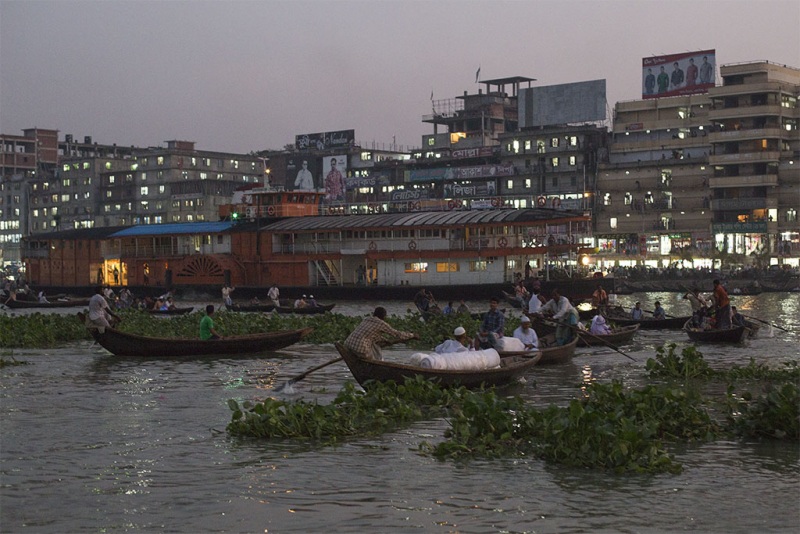 Dhaka, Saderghat, życie wokół promów.