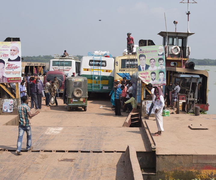 W drodze z Khulny do Barisal. Autobusowy prom przez rzekę.