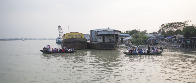Nabrzeże w Barisal. Rzeczne Promy.
