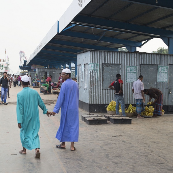 Nabrzeże w Barisal. Kumple z Medresy.