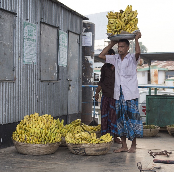 Nabrzeże w Barisal. Sprzedawca bananów.