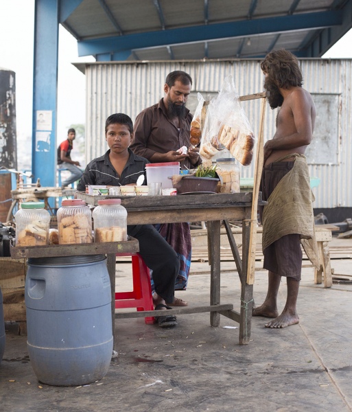 Nabrzeże w Barisal. Sklepik.
