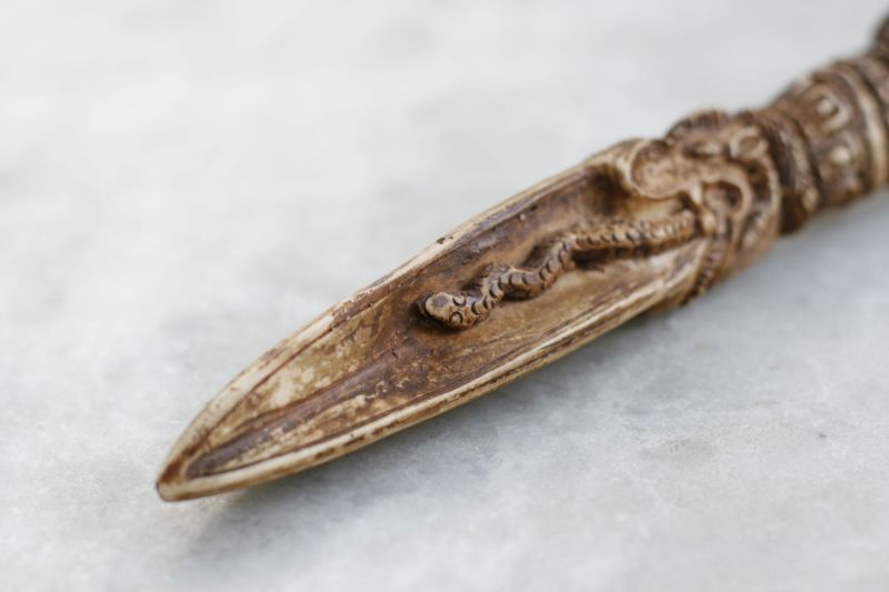 Phurba z kości jaka.