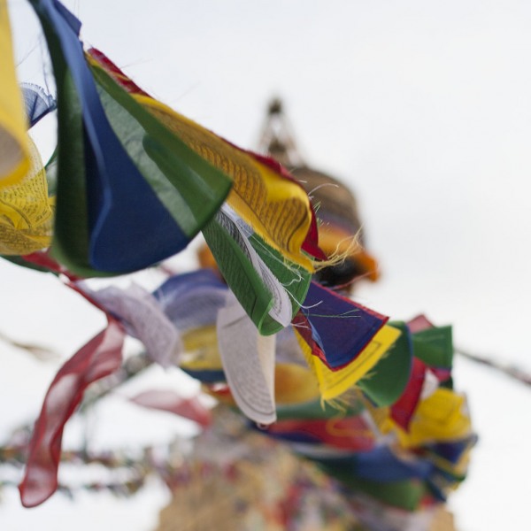 Kathmandu, Boudha, stupa Bodnath, flagi modlitewne.