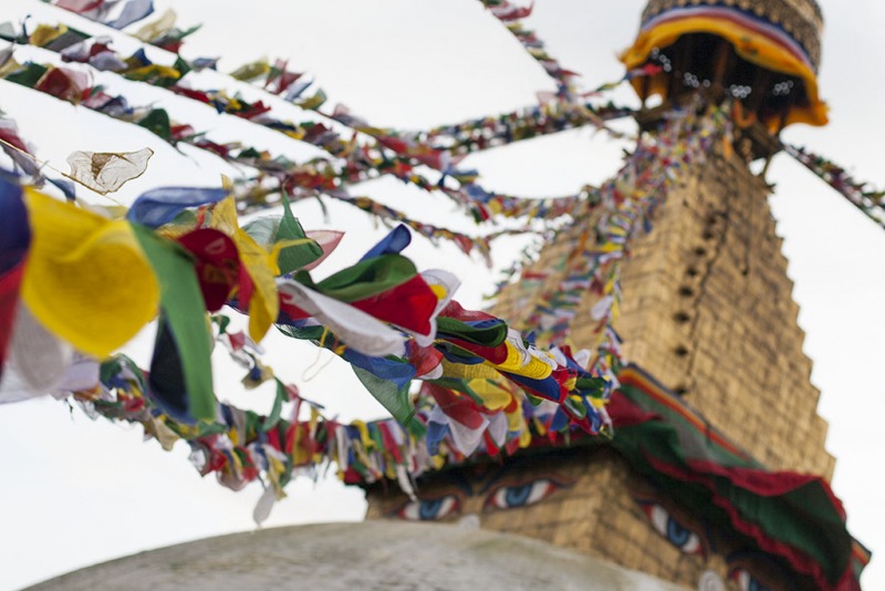 Kathmandu, Boudha, stupa Bodnath, flagi modlitewne.