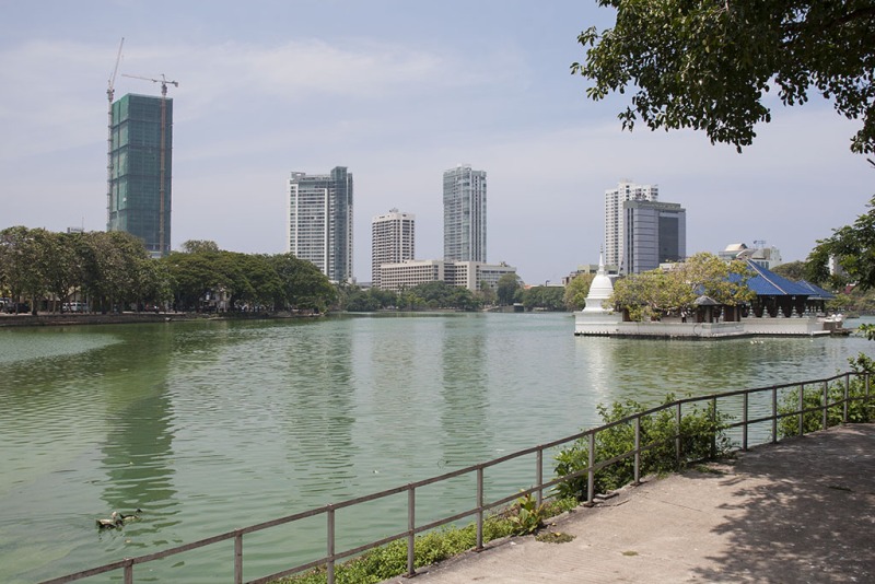Centrum Colombo z nad jeziora Beira.