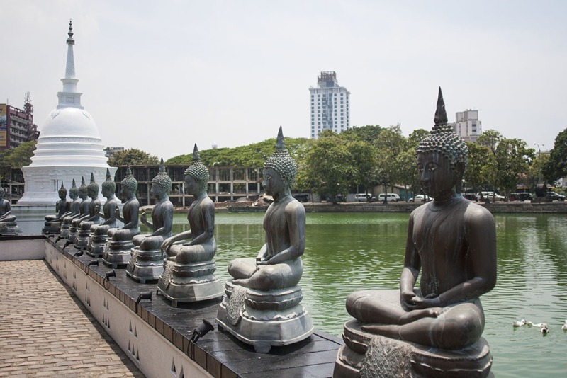 Figury w świątyni Sina Malakiya.