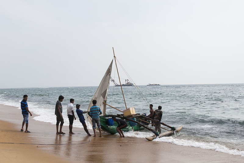 Plaża w Colombo, wyciąganie łodzi.