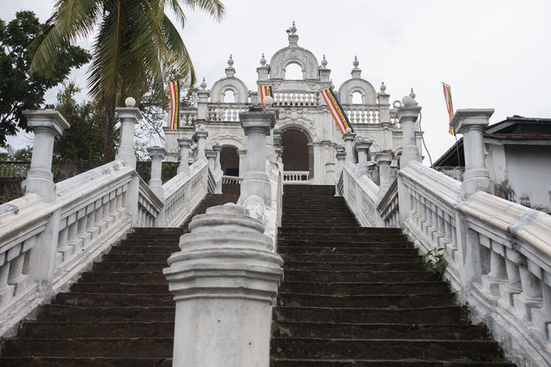 Nieco zapuszczony klasztor.