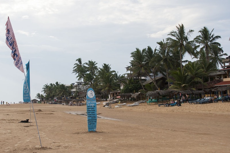 Pochmurny dzień na plaży w Hikkaduwie.