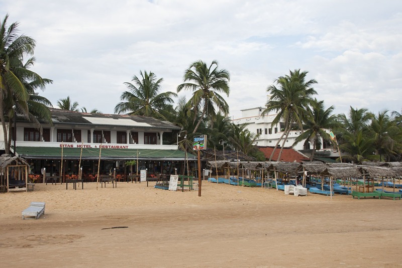 Pochmurny dzień na plaży w Hikkaduwie.