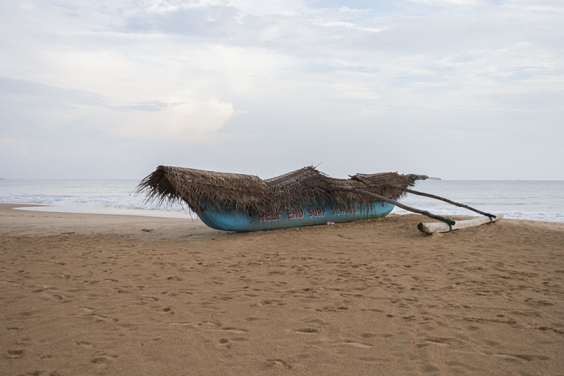 Pochmurny dzień na plaży w Hikkaduwie.