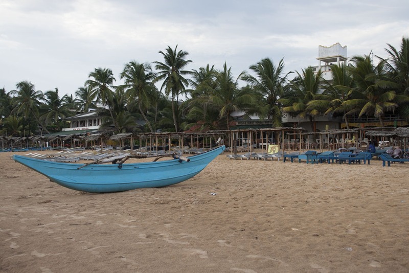 Pochmurny dzień na plaży w Hikkaduwie.